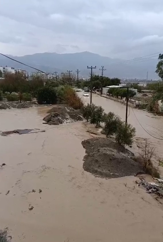 Yollar göl oldu mahsul su altında kaldı - Resim : 2