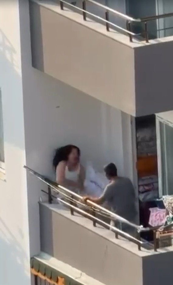Balkonda sopayla dövüp saçından sürükledi! Kadının çığlıkları mahalleyi inletti - Resim : 4