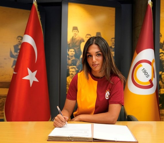 Danimarka'da doğdu Galatasaraylı oldu: İmzayı attı resmen açıklandı - Resim : 2