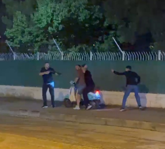 Düğün salonunda silahlı çatışma: Sokak ortasında elinde tüfekle kaçtılar - Resim : 1
