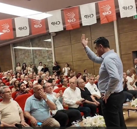 AKP'nin kapısından dönen başkan oturacak koltuk bulamadı - Resim : 1