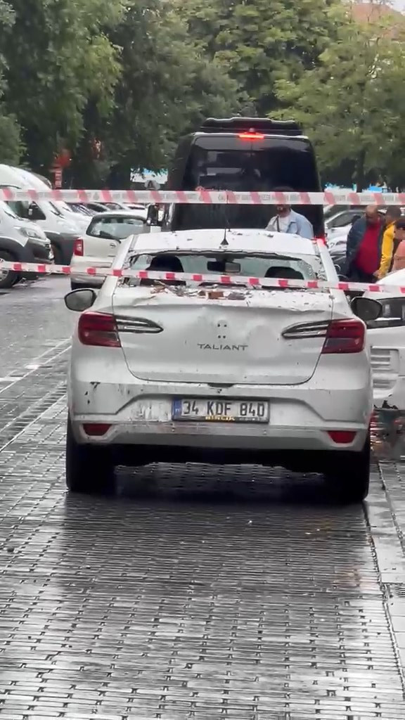 Fatih'te yıkım kararı verilen otelin çatısı çöktü: Beton parçaları araçların üzerine düştü - Resim : 8