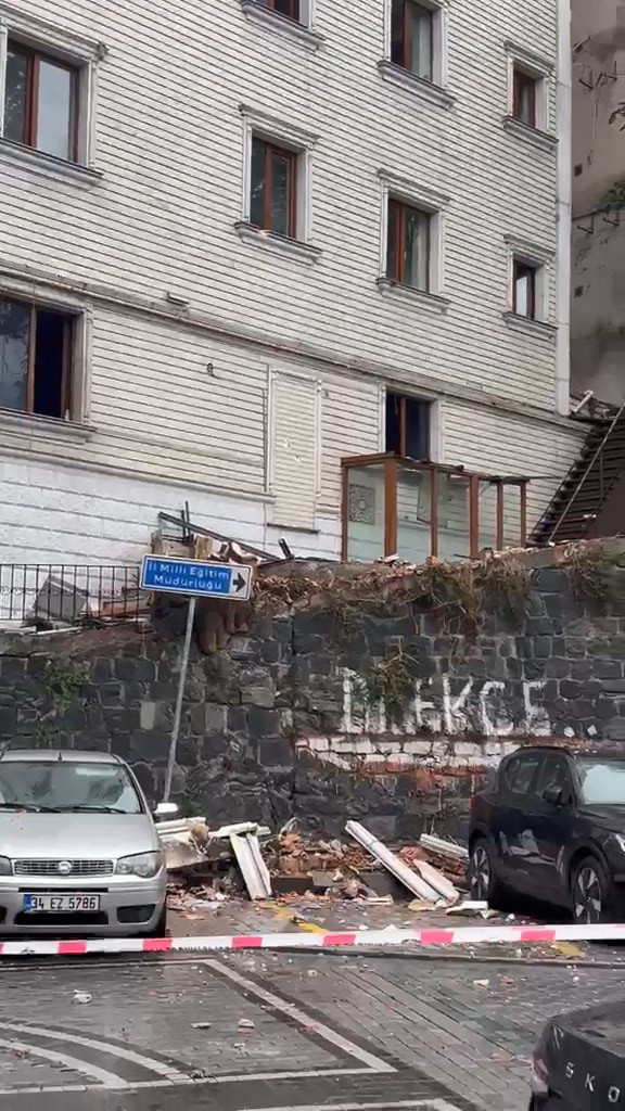 Fatih'te yıkım kararı verilen otelin çatısı çöktü: Beton parçaları araçların üzerine düştü - Resim : 10