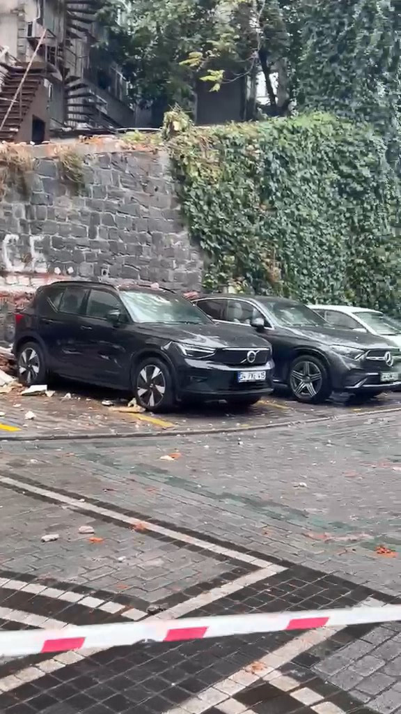 Fatih'te yıkım kararı verilen otelin çatısı çöktü: Beton parçaları araçların üzerine düştü - Resim : 9