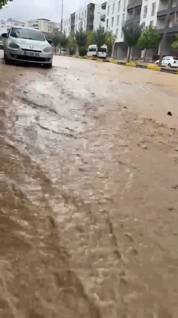 Meteoroloji uyarmıştı... Diyarbakır'da sağanak sonrası cadde ve sokaklar göle döndü - Resim : 3