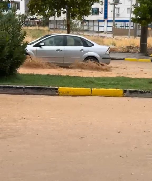 Meteoroloji uyarmıştı... Diyarbakır'da sağanak sonrası cadde ve sokaklar göle döndü - Resim : 1