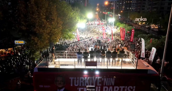 Özgür Özel'in yürüyüşü mitinge dönüştü: Yurttaş meydana sığmadı - Resim : 1