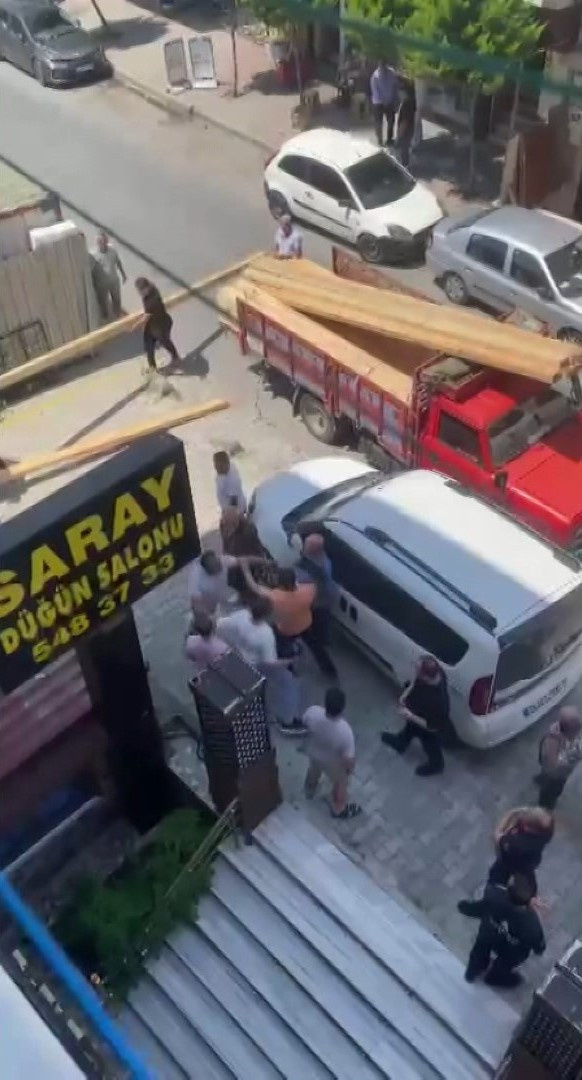 5 katlı binanın merdiveni çöktü dairelerde mahsur kaldılar: Temel kazısı faciaya yol açıyordu - Resim : 3