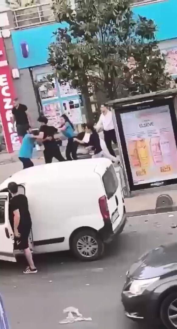 Karpuz çekirdeği yüzünden ortalık bir anda karıştı! Tekme ve yumruklarla birbirlerine girdiler - Resim : 1