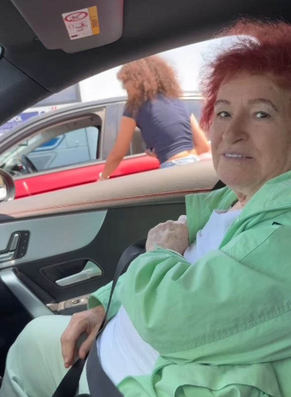 Selda Bağcan'ı görünce trafikte aracını durdurup indi! O anlar kamerada - Resim : 1