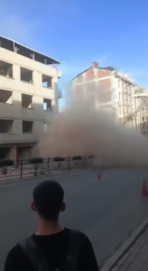 Yıkım sırasında korku dolu anlar: Bina askıda kaldı - Resim : 2