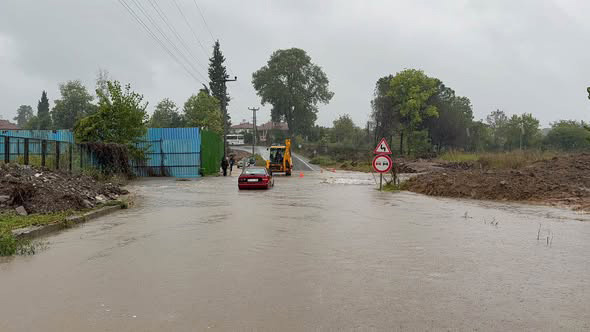 Yurdun dört bir yanında sağanak! Deniz karayla birleşti, yollar çöktü, tekneler zarar gördü - Resim : 10