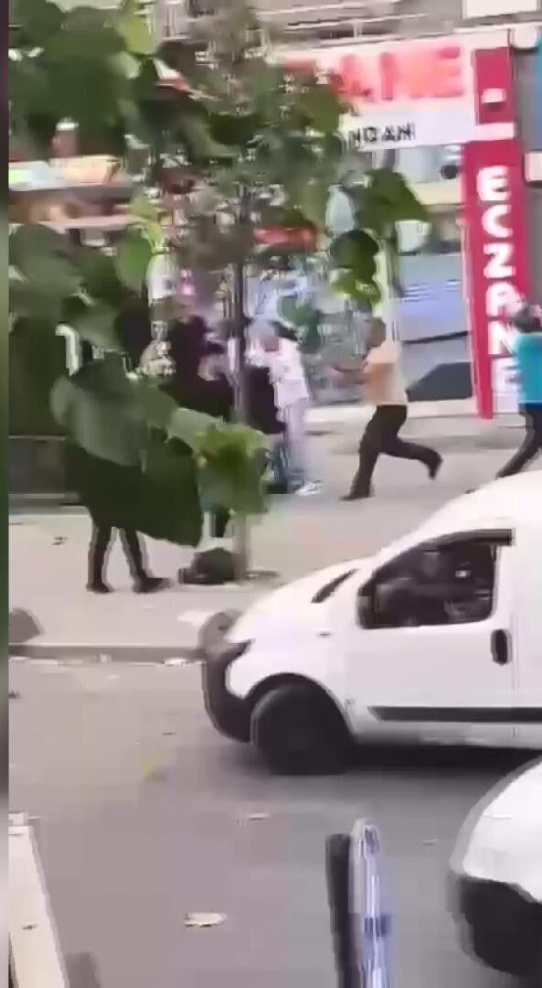 Karpuz çekirdeği yüzünden ortalık bir anda karıştı! Tekme ve yumruklarla birbirlerine girdiler - Resim : 3