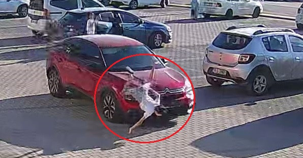 Koşarak yola atladı; otomobilin çarptığı 9 yaşındaki çocuk ağır yaralandı - Resim : 1