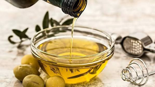 Salatanın yağına ekmek banarken bir daha düşünün: Zeytinyağı diye ne yedirmişler - Resim : 1