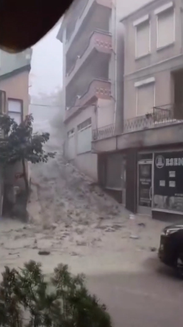 20 araç çukura gömüldü sokaklarda kayalar yüzdü! Yurdun dört bir yanından sağanak manzaraları - Resim : 1