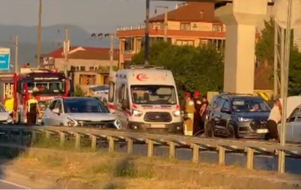 Düzce'de zincirleme kaza: Motosiklet sürücüsü hayatını kaybetti - Resim : 1
