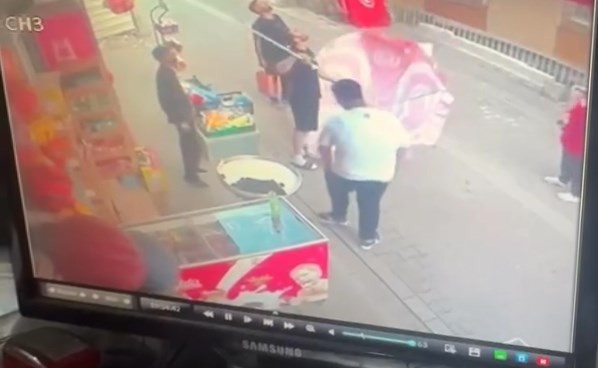 Yarım saat boyunca şemsiyeyle beklediler: 8. kattan düşen kedi böyle kurtarıldı - Resim : 1