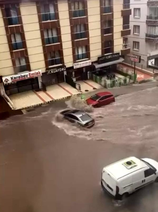 Ankara’da sağanak sonrası can pazarı! Araçlar suya gömüldü, yollar çöktü, kuryeler sürüklendi - Resim : 5