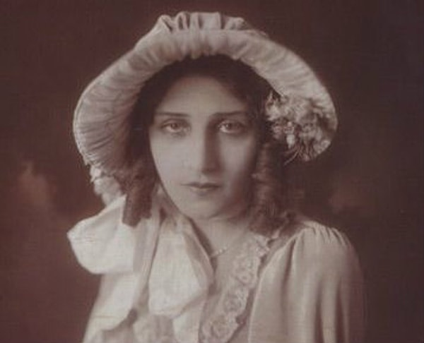 aliye-berger-hazal-kaya.jpg