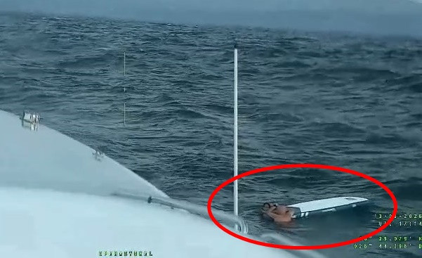 Denizde 5 saatlik can pazarı! SUP board ile sürüklenen baba ve kızı ölümden döndü - Resim : 1