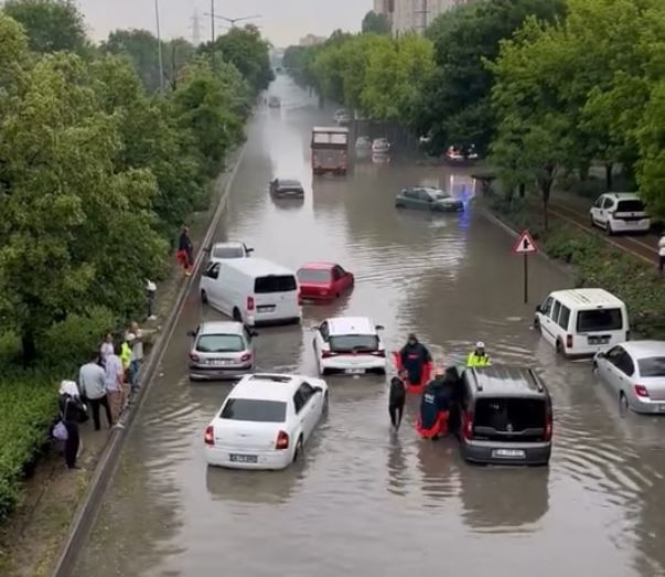 7 ilde hayat felç oldu! Sağanak ve dolu vurdu - Resim : 1