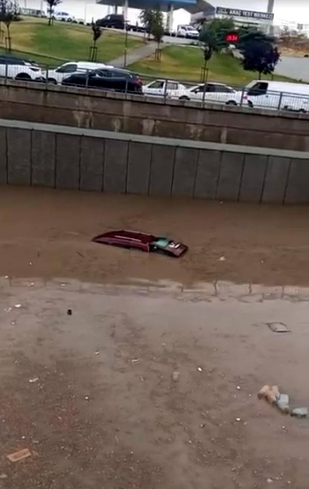 Ankara’da sağanak sonrası can pazarı! Araçlar suya gömüldü, yollar çöktü, kuryeler sürüklendi - Resim : 6