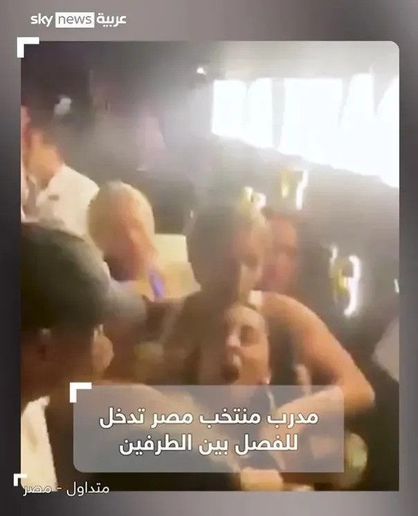 Mısır Milli Takımı hocası 2 eşiyle bara gitti: 2 kadın saç saça baş başa kavga etti - Resim : 2