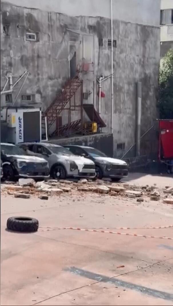 Satılmadan hurdaya döndüler: Sıfır araçların üzerine duvar çöktü! Milyonlarca liralık hasar oluştu - Resim : 3