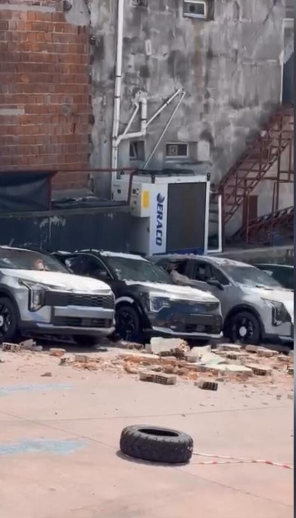 Satılmadan hurdaya döndüler: Sıfır araçların üzerine duvar çöktü! Milyonlarca liralık hasar oluştu - Resim : 4