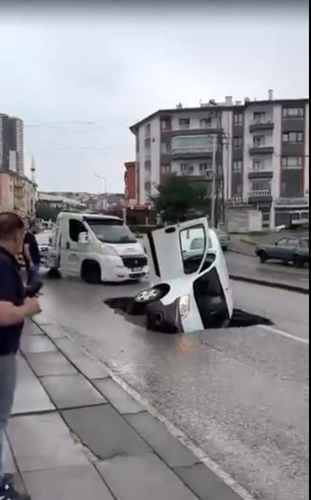 Ankara’da sağanak sonrası can pazarı! Araçlar suya gömüldü, yollar çöktü, kuryeler sürüklendi - Resim : 3