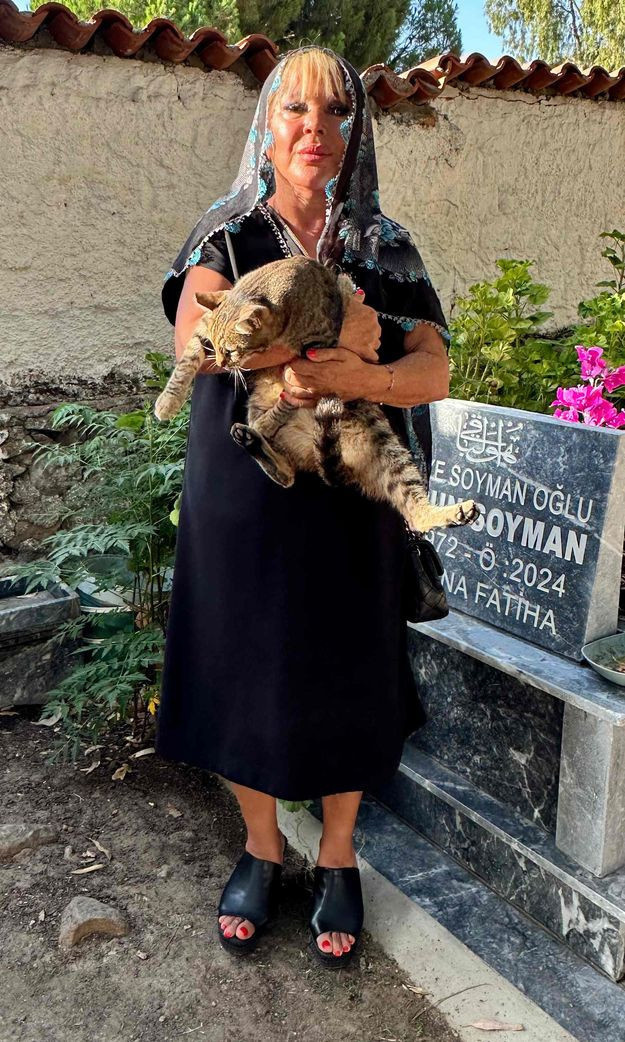 Safiye Soyman oğlunun mezarında ağlayarak anlattı! 'Gözyaşlarım gece gündüz hiç durmuyor' - Resim : 5