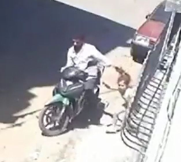 Baba 7 yaşındaki kızını motosikletle saçından sürükledi - Resim : 1