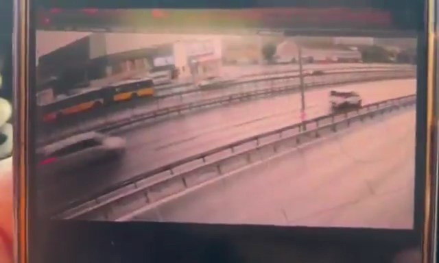 Üç kişi feci şekilde can vermişti: Otomobilin İETT'ye son sürat çarptığı anlar ortaya çıktı - Resim : 3