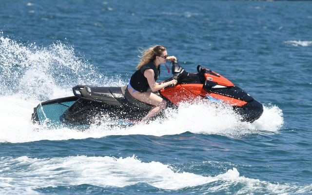 Yasemin Kay Allen soluğu orada aldı! Önce deniz uçağı sonra jet-ski - Fotoğraf: 5