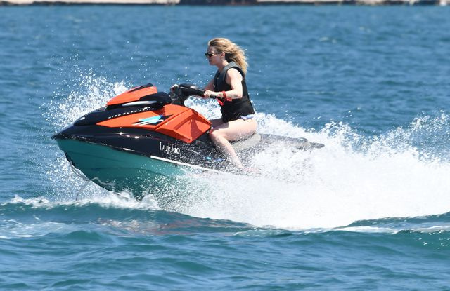 Yasemin Kay Allen soluğu orada aldı! Önce deniz uçağı sonra jet-ski - Fotoğraf: 4
