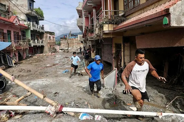 Nepal'de selde can kaybı 734'e çıktı: HES'ler mezar oldu işçiler tünellerde mahsur - Fotoğraf: 5