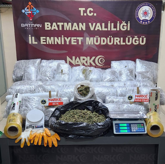 tursu-kutularina-gizlenmis-52-kilo-skunk-442420-130612.jpg