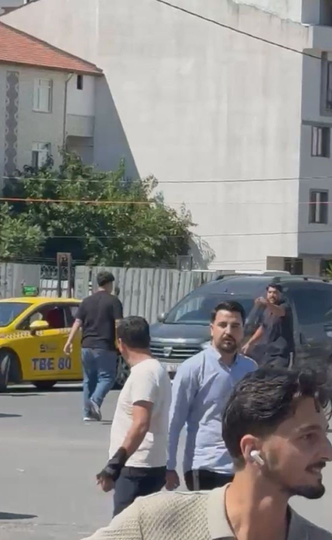 Korsan taksi kavgasında kan döküldü: 2 taksiciyi bıçaklayıp kaçtılar - Resim : 1
