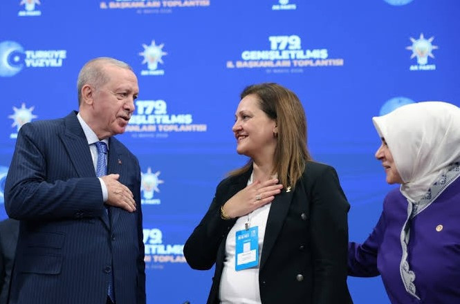 Burcu Köksal'dan Atatürk fotoğrafının yerine Erdoğan fotoğrafı - Resim : 1