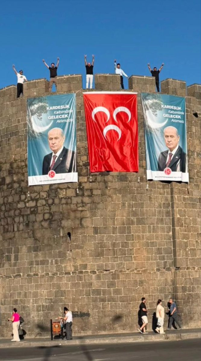 DEM Parti'nin kalesinde Bahçeli posteri: Bozkurt selamı verdiler - Resim : 1