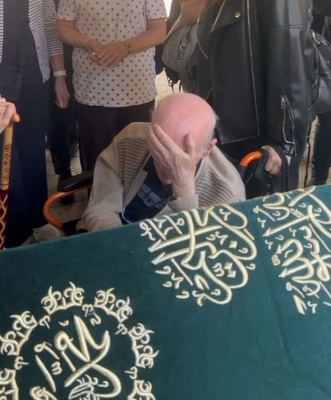 Oyuncu Alp Balkan'a veda! Babası tabutuna sarılıp ağladı - Resim : 2