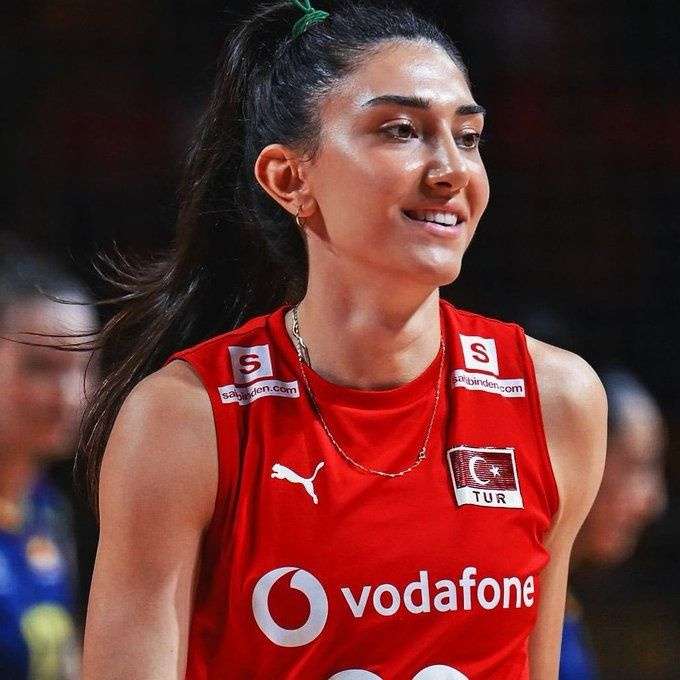 İşte Filenin Sultanları'nın zafer pozu: Sahne sizin kızlar sıra İtalya'da - Fotoğraf: 5