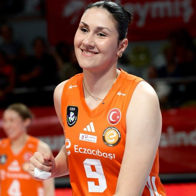 Zehra Güneş'in 16 yaşındaki 1.96'lık veliahtı nefes kesti: Ezel Balık İzmir'den geçti - Fotoğraf: 9