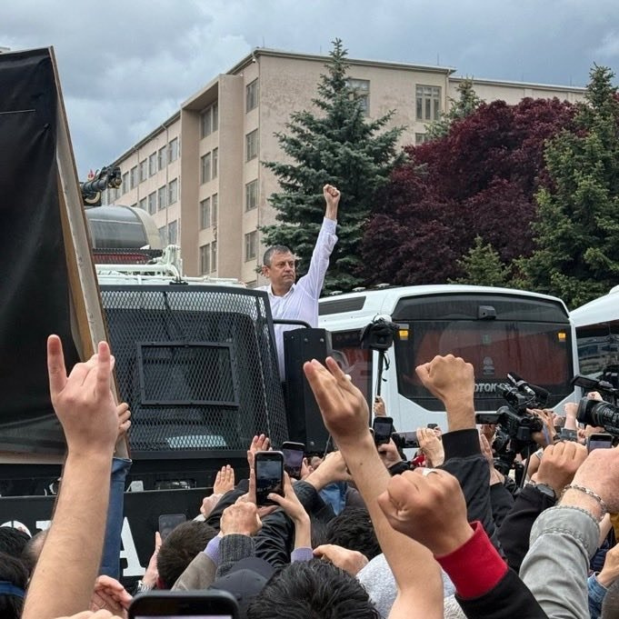 ÖZGÜR ÖZEL TOMA'NIN ÜZERİNE ÇIKTI