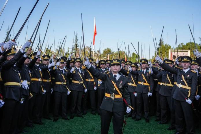Teğmenlere sallayan Cem Küçük'ün FETÖ ziyareti fotoğrafı gündeme geldi - Fotoğraf: 2