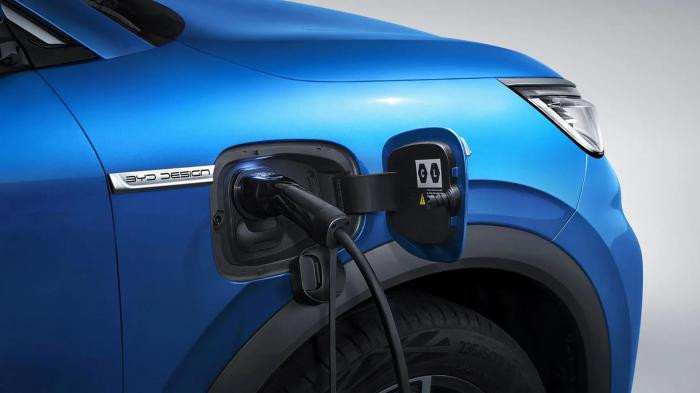 BYD benzin istasyonlarını 5 dakikalık hızlı şarj merkezlerine dönüştüyor - Resim : 2