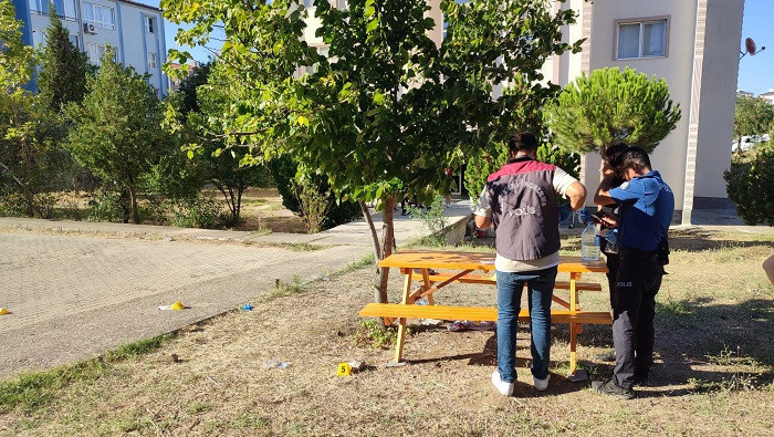Komşularını tabancayla vuran emekli polis tutuklandı - Resim : 1