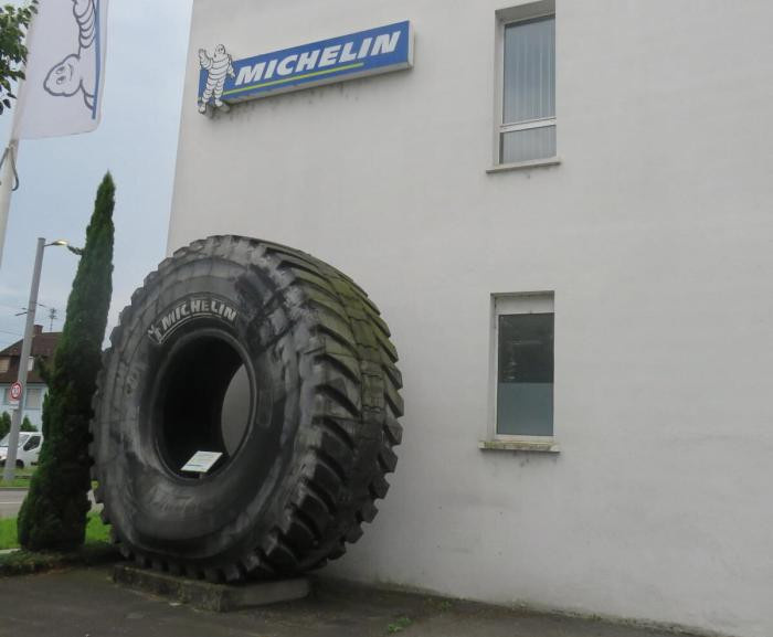5.300 kilo dev lastik sanat eseri gibi müzeye taşındı - Fotoğraf: 4