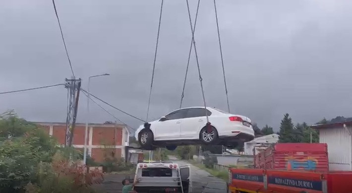 El frenini çekmeyi unutunca büyük bir felakete sebep oluyordu! Birkaç metre ile atlatıldı - Resim : 1